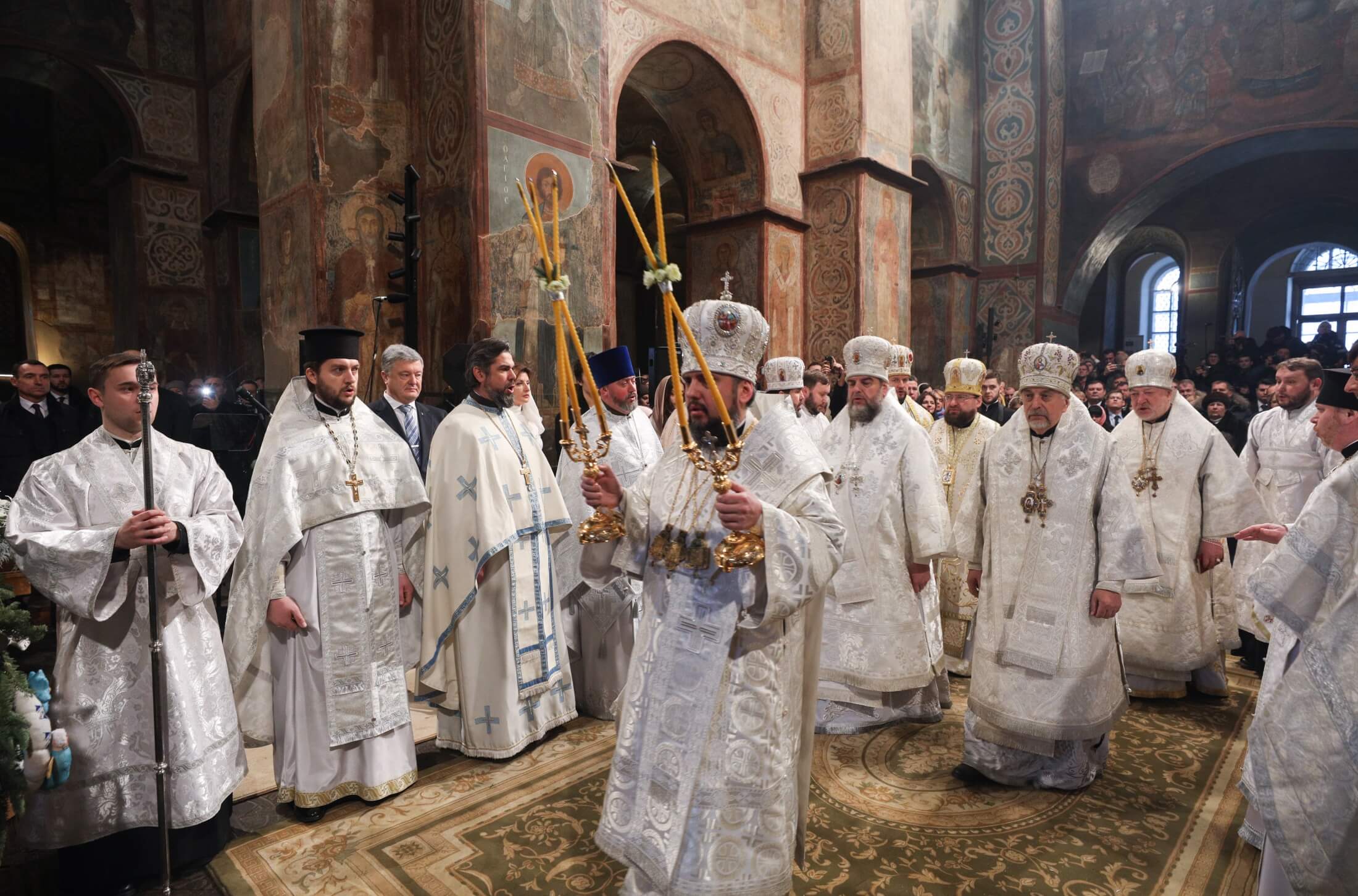 Metropolita Epifaniusz (w środku), zwierzchnik nowego, zjednoczonego Prawosławnego Kościoła Ukrainy, podczas Liturgii Bożego Narodzenia w Soborze Mądrości Bożej w Kijowie 7 stycznia 2019 r.