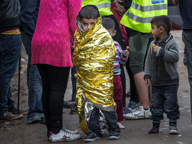 Wychłodzony chłopiec tuż po przybyciu na Lesbos. Fot. Charles-André Habib / Flickr