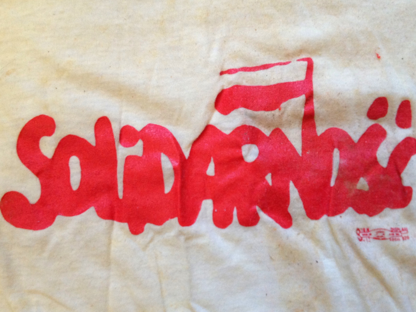 Logo „Solidarności” na koszulce z lat 80.