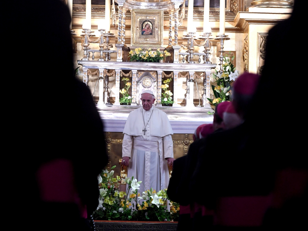 Papież Franciszek podczas spotkania z biskupami w katedrze wawelskiej 27 lipca