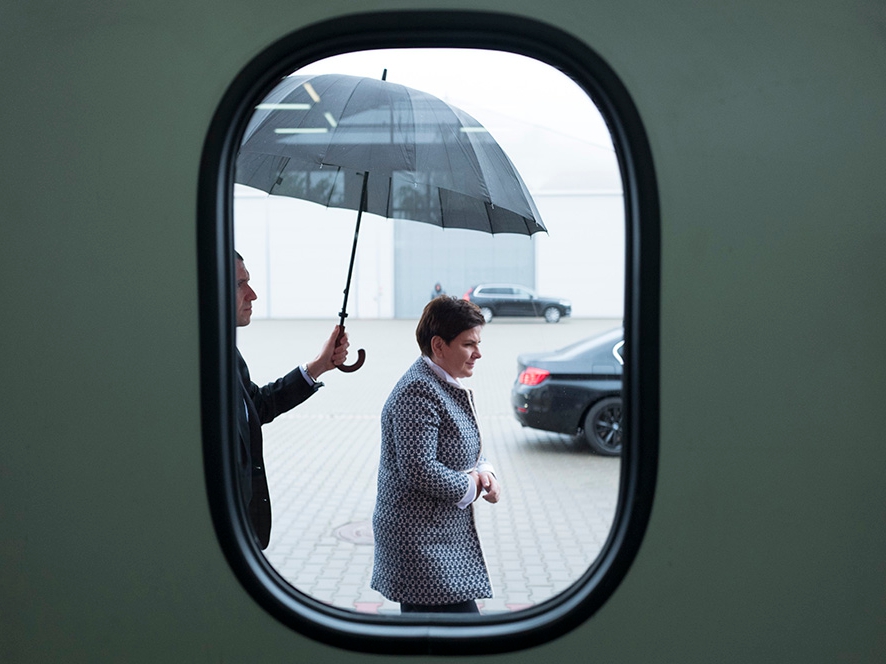 Premier Beata Szydło podczas wizyty w Wojskowych Zakładach Lotniczych w Łodzi
