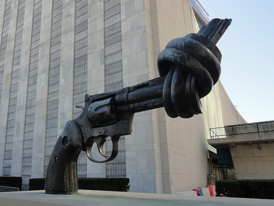 Rzeźba „Bez przemocy” Fredrika Reuterswärda