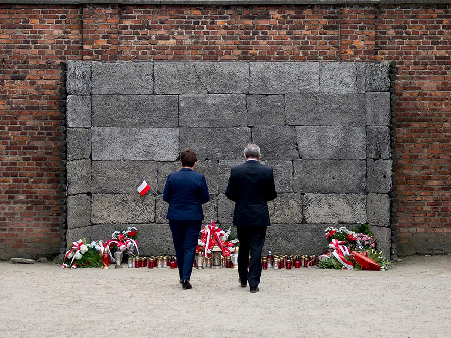 Premier Beata Szydło i wicepremier Piotr Gliński w Auschwitz