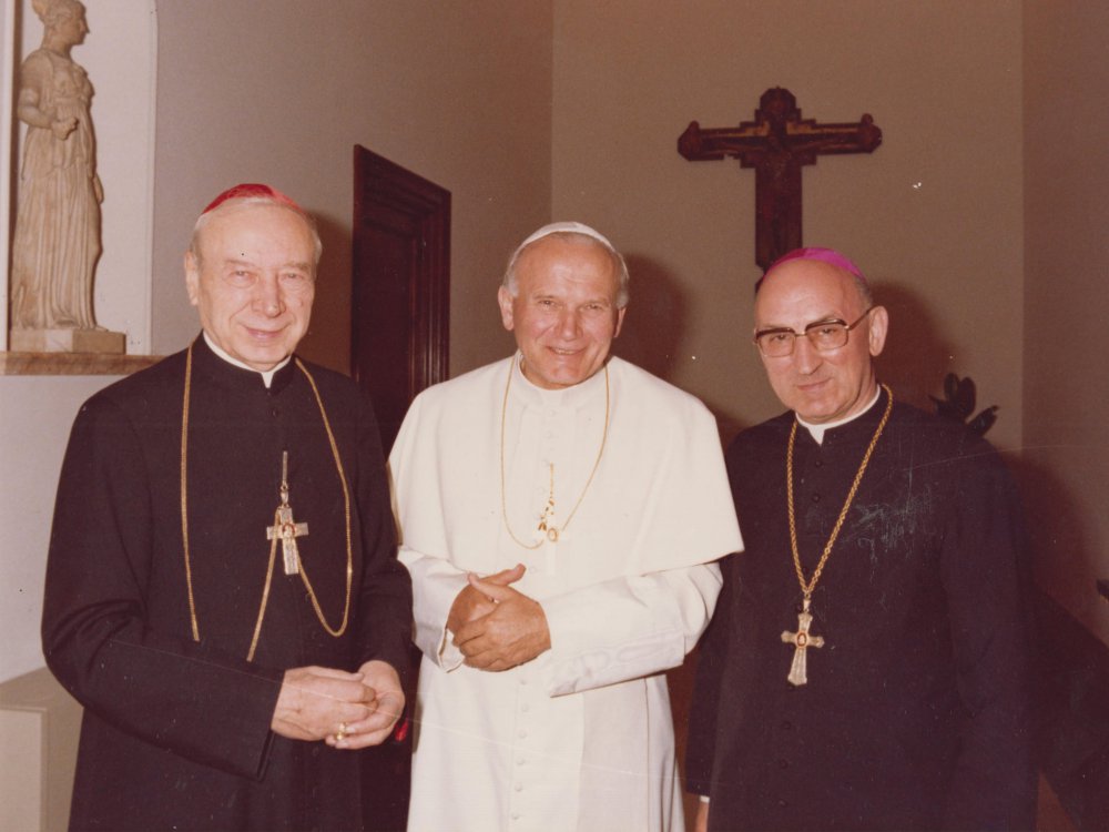 Kard. Stefan Wyszyński, papież Jan Paweł II i bp Bronisław Dąbrowski