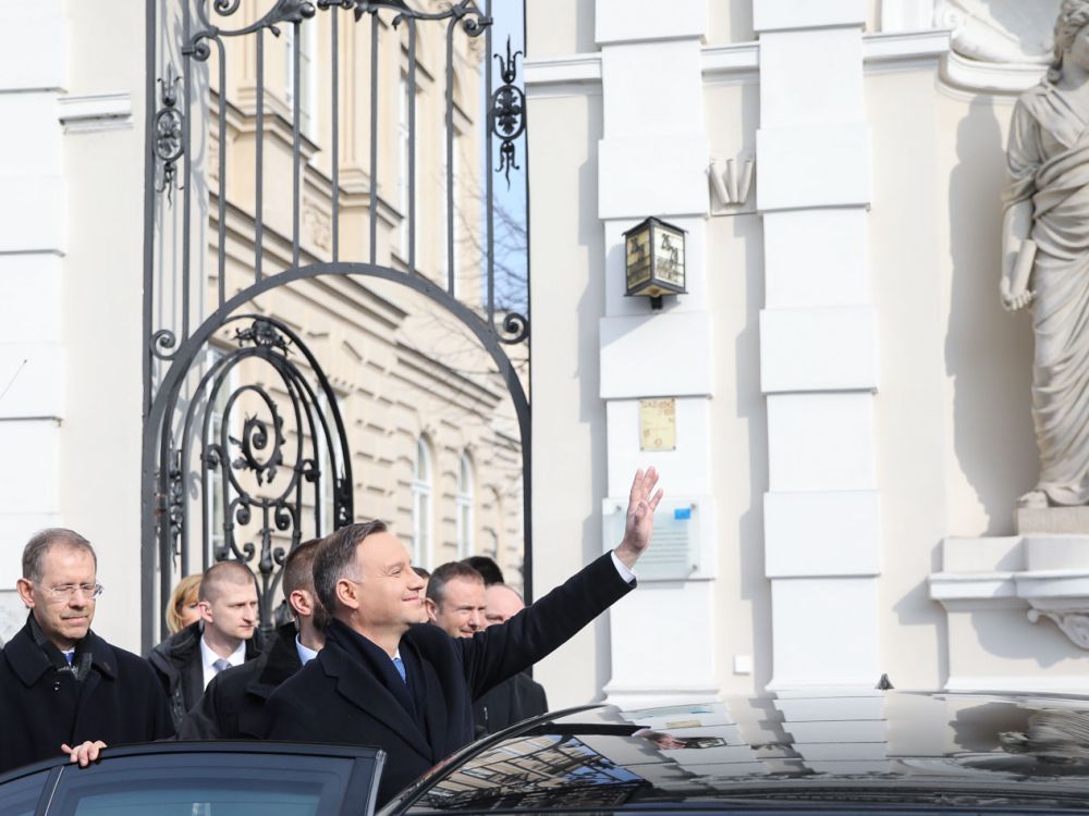 Prezydent Andrzej Duda przed bramą Uniwersytetu Warszawskiego