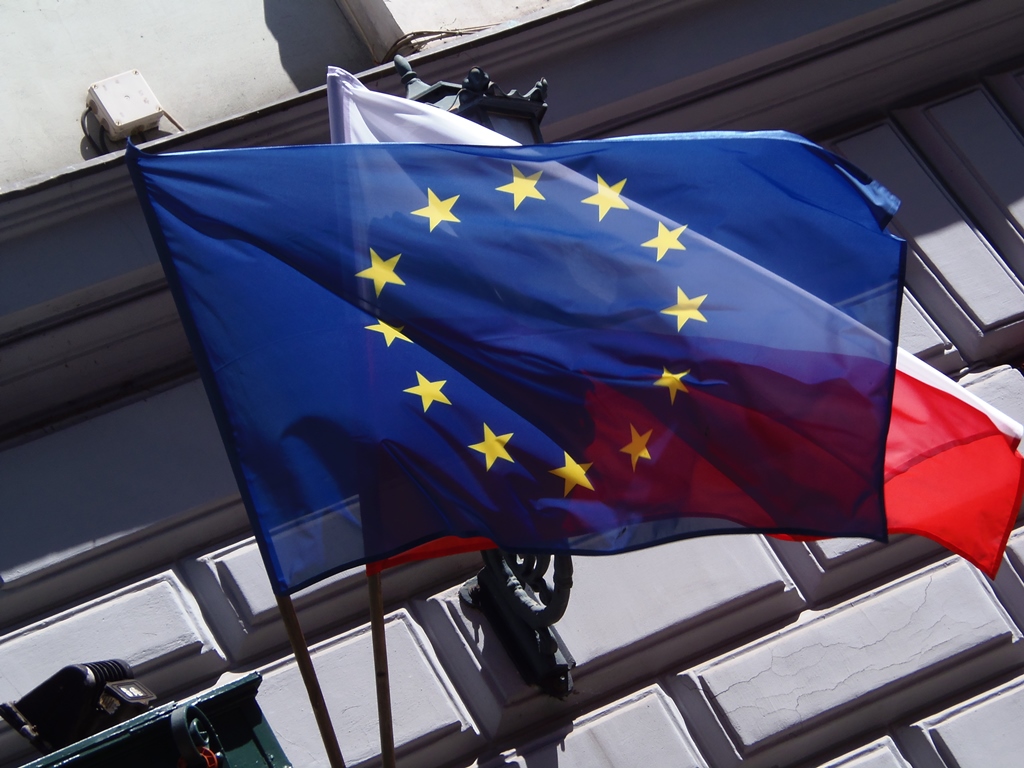 Flagi Unii Europejskiej i Polski. Fot. Mielon / na licencji CC