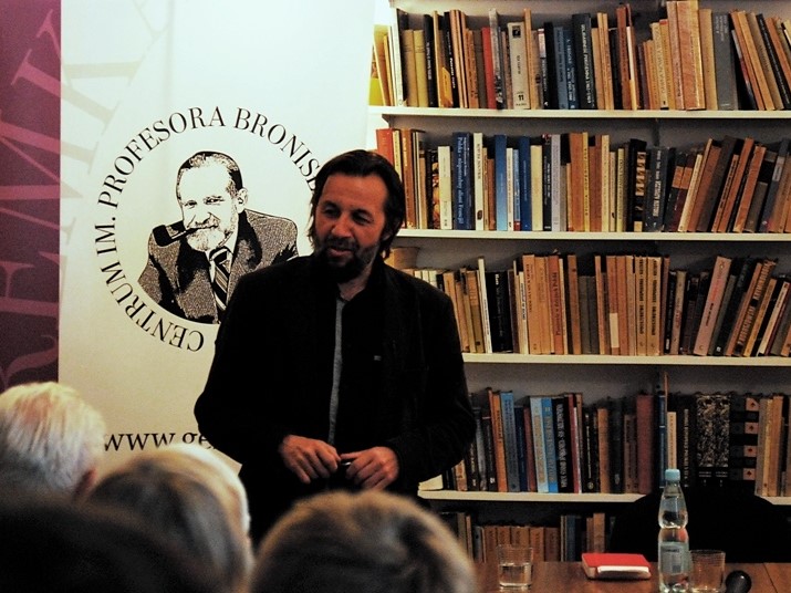 Krzysztof Czyżewski podczas wykładu „Pogranicze i pragmatyka etosu”, 2012. Fot. Monika Lisiewicz / na licencji CC