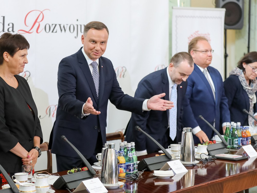 Podczas posiedzenia Narodowej Rady Rozwoju z udziałem prezydenta Andrzeja Dudy zostały zaprezentowane propozycje pytań referendalnych