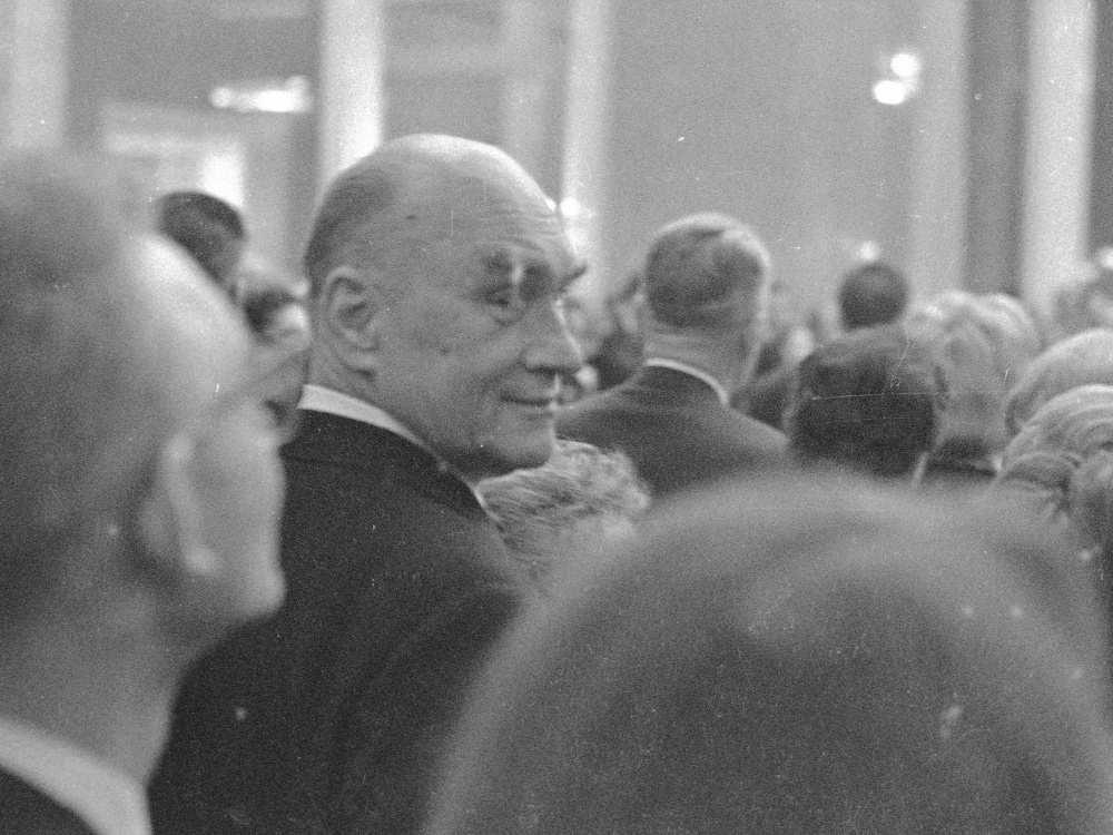 Jarosław Iwaszkiewicz podczas uroczystego otwarcia Teatru Wielkiego po odbudowie ze zniszczeń wojennych