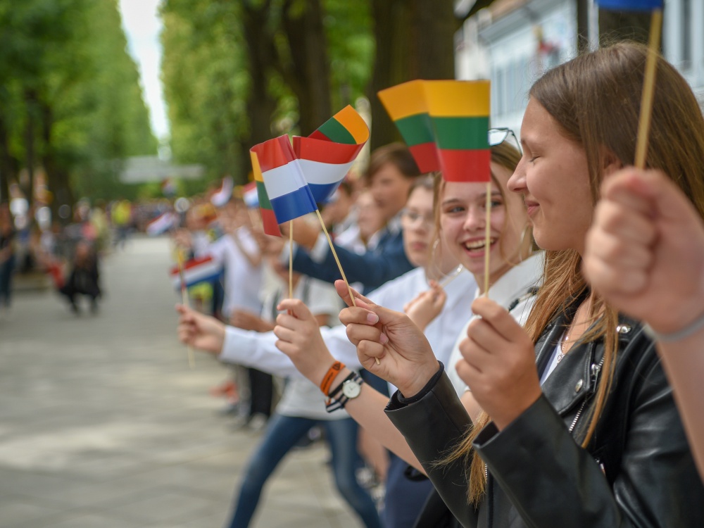 Młodzi Litwini podczas wizyty króla Niderlandów Wilhelma Aleksandra w Wilnie 15 czerwca 2018 r.