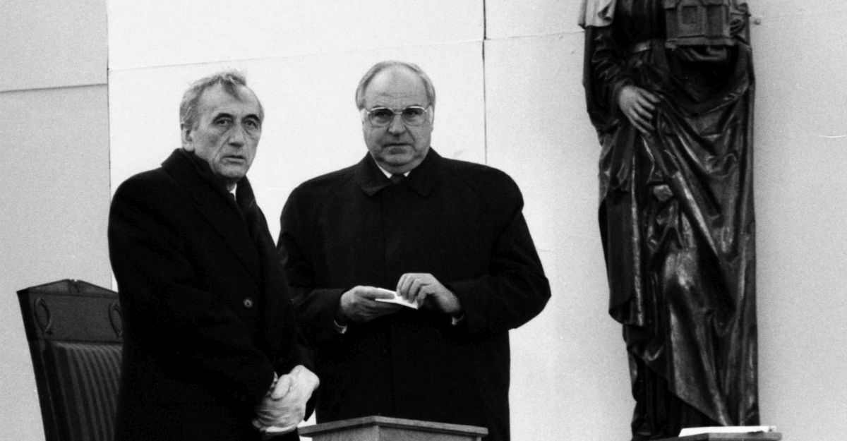 Premier Polski Tadeusz Mazowiecki i kanclerz Niemiec Helmut Kohl podczas Mszy Pojednania. Krzyżowa, 12 listopada 1989 r