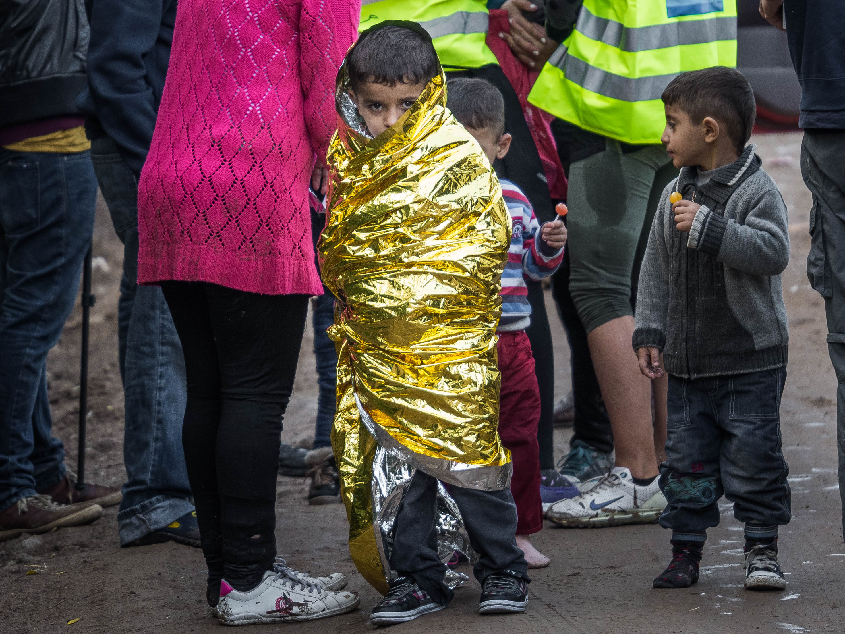 Wychłodzony chłopiec tuż po przybyciu na Lesbos