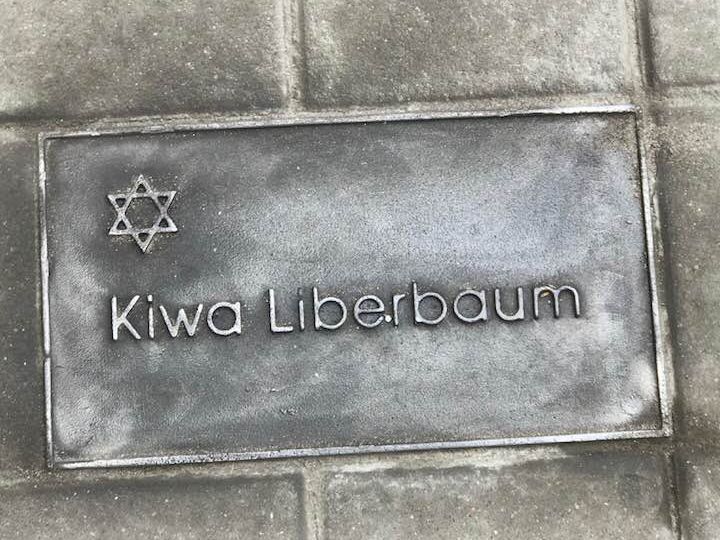 Tabliczka poświęcona Kiwie Liberbaum, ofierze pogromu kieleckiego z 4 lipca 1946 r.