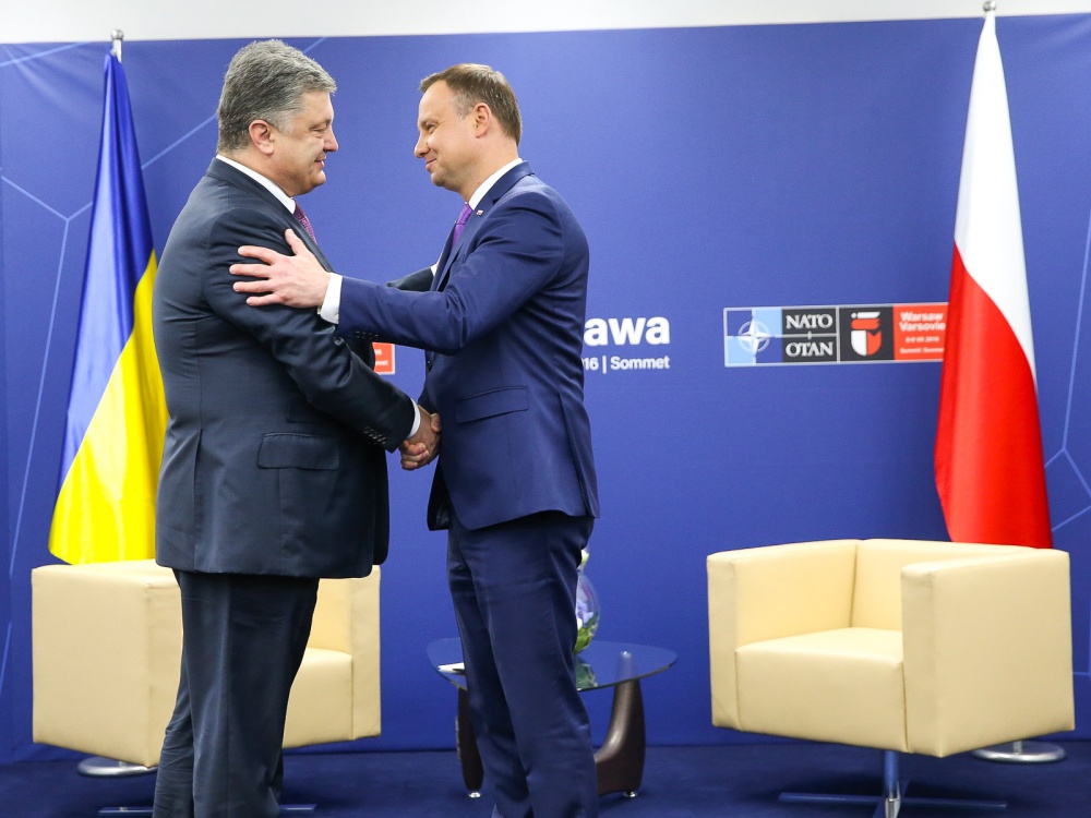 Prezydenci Polski i Ukrainy Andrzej Duda (z prawej) i Petro Poroszenko podczas szczytu NATO w Warszawie 9 lipca 2016 r.