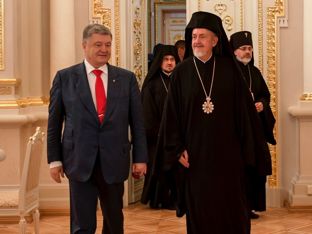 Prezydent Ukrainy Petro Poroszenko i wysłannik Ekumenicznego Patriarchatu, metropolita Francji Emanuel (Adamakis)
