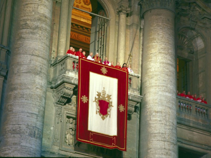 Karol Wojtyła jako Jan Paweł II na balkonie Bazyliki św. Piotra