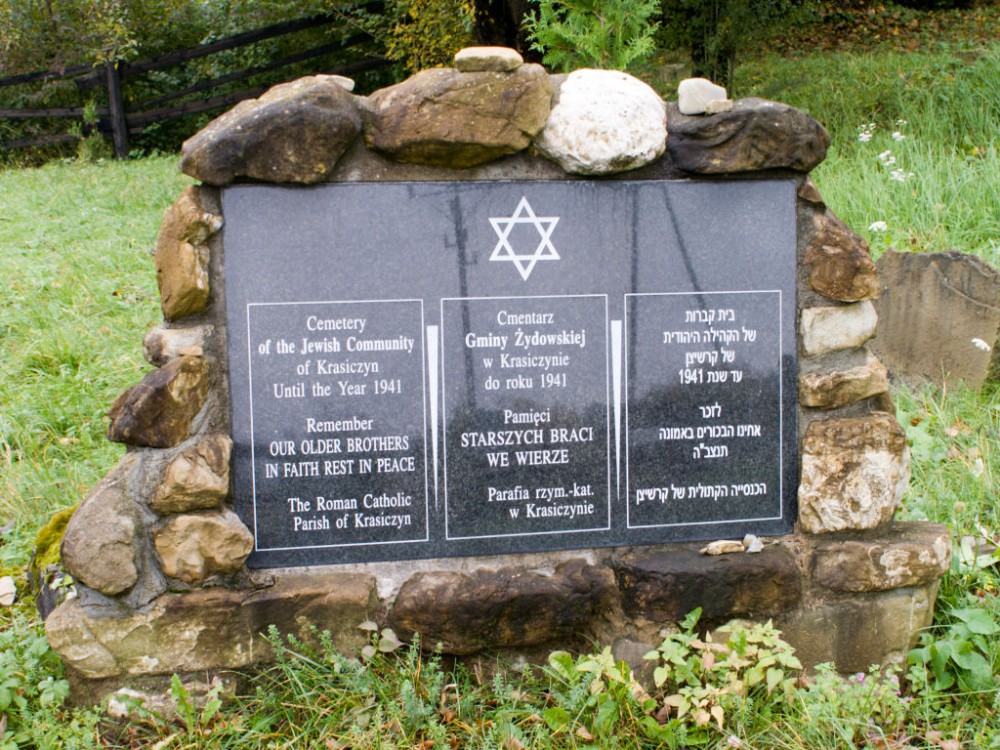 Tablica pamiątkowa na cmentarzu żydowskim w Krasiczynie ufundowana przez tamtejszą parafię rzymskokatolicką