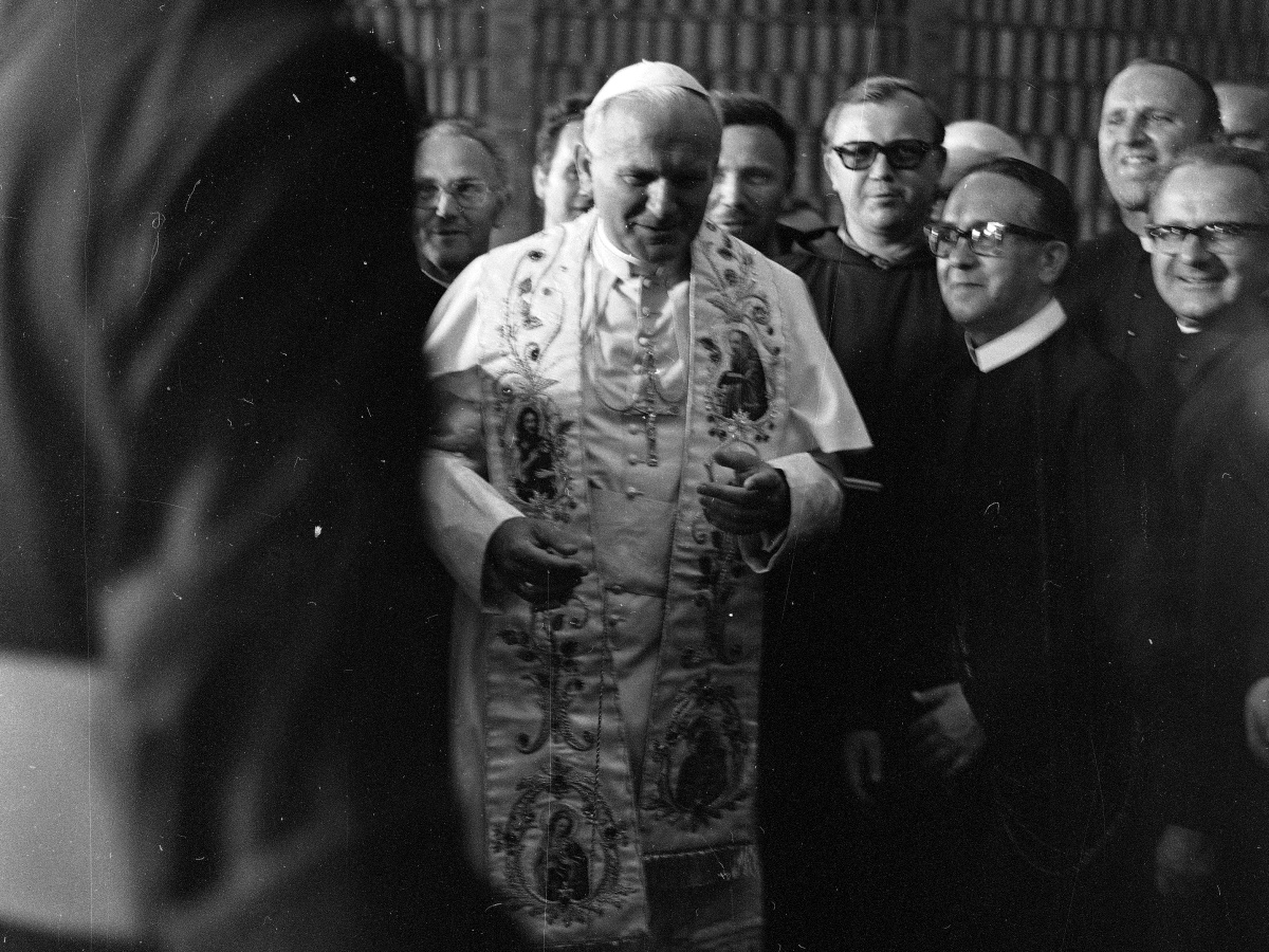 Papież Jan Paweł II podczas spotkania z przedstawicielami zgromadzeń zakonnych w bibliotece jasnogórskiej 4 czerwca 1979 r.