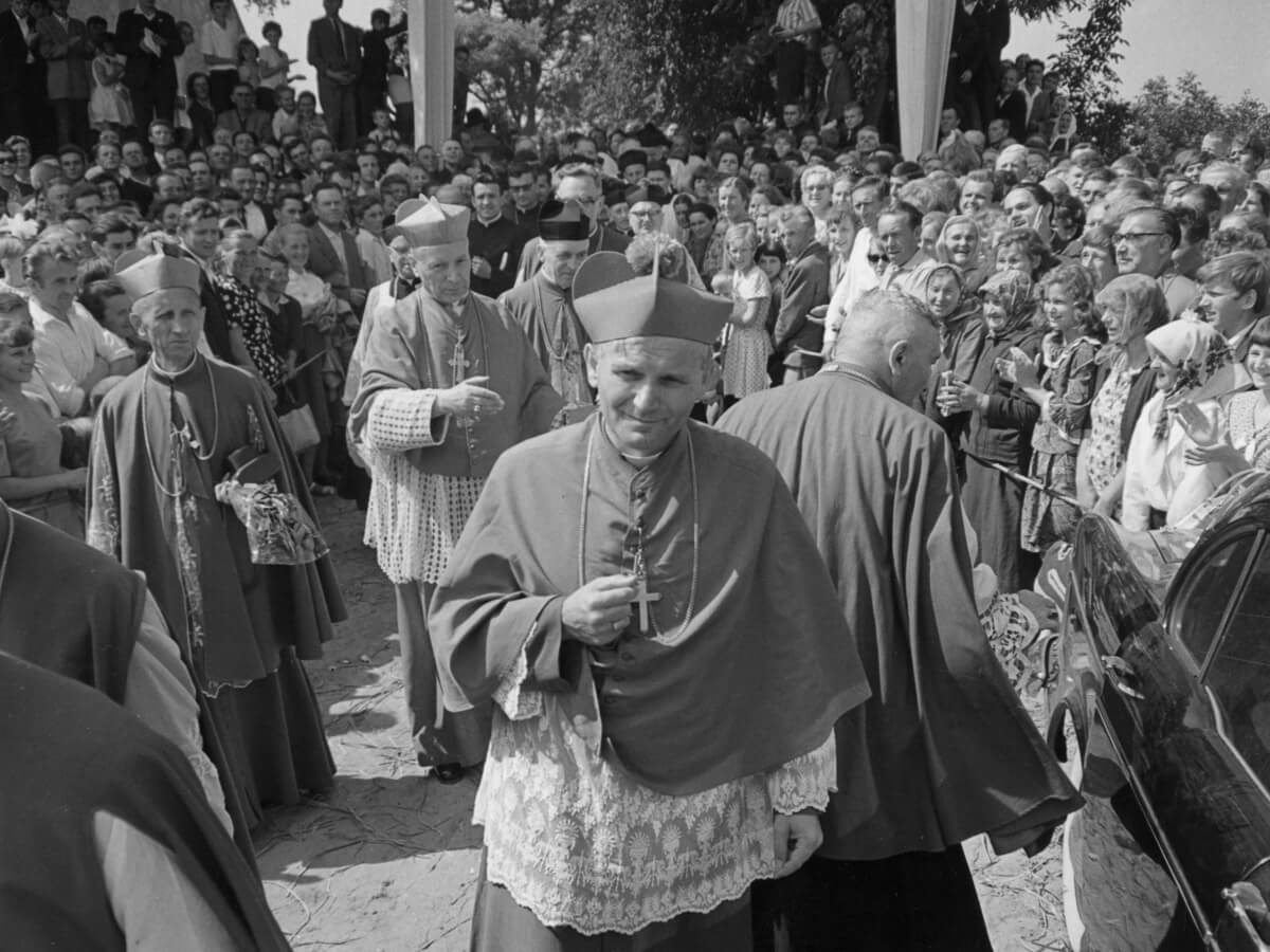 Arcybiskup Karol Wojtyła po zakończonej uroczystości obchodów tysiąclecia chrztu Polski w Kielcach i Wiślicy