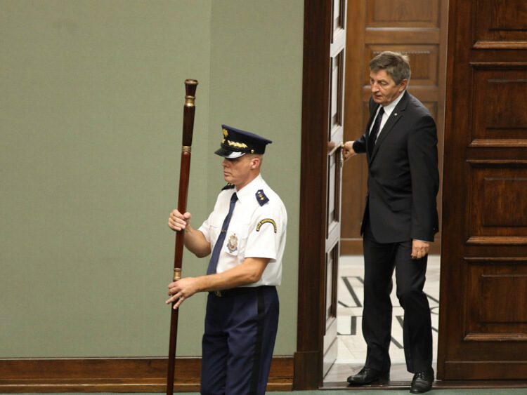 Marszałek Sejmu Marek Kuchciński wchodzi na posiedzenie