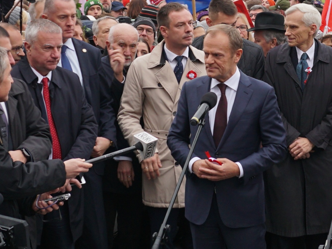 Donald Tusk przed pomnikiem Józefa Piłsudskiego