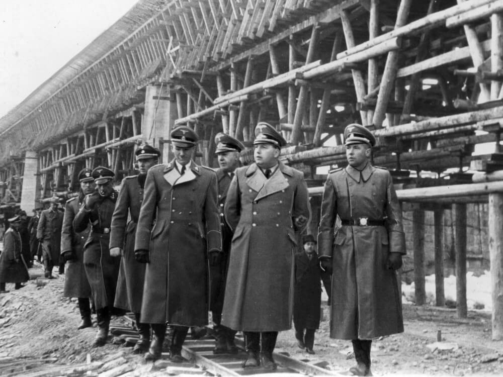 Władze Generalnej Guberni podczas zwiedzania budowy mostu na Dunajcu