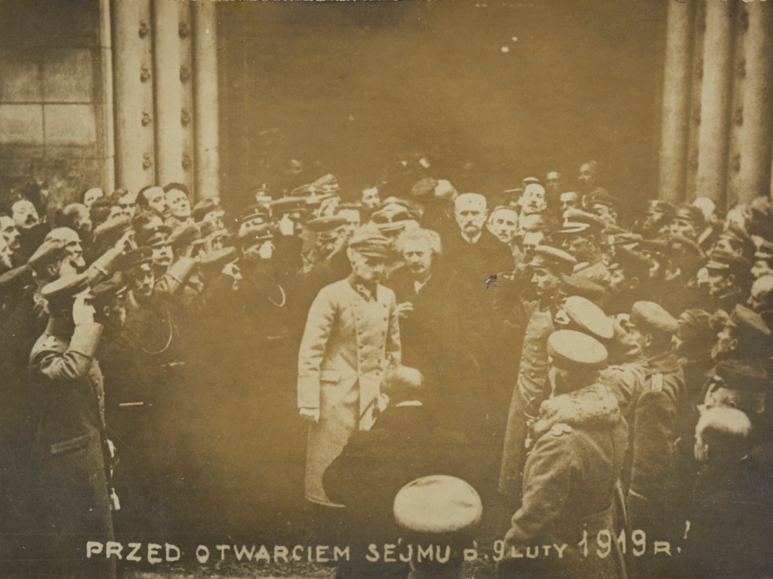 W środku Józef Piłsudski i Ignacy Jan Paderewski przed otwarciem Sejmu