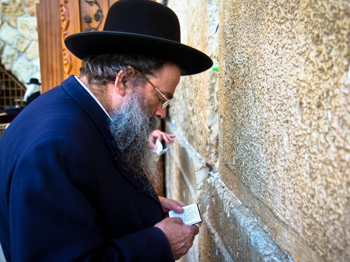 Mężczyzna modlący się przy Ścianie Płaczu w Jerozolimie