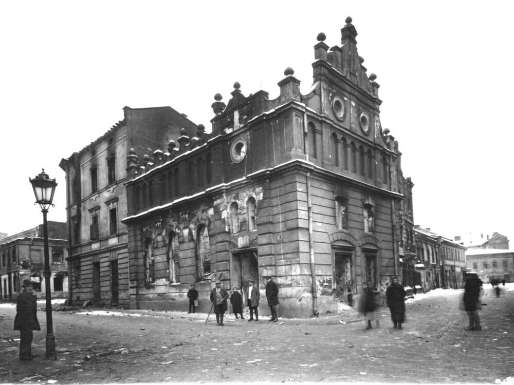 Synagoga Beit Chasidim spalona podczas pogromu. Lwów, 22 listopada 1918 r.