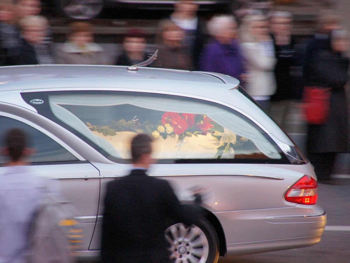 Przejazd konduktu z ciałami ofiar katastrofy smoleńskiej w szósty dzień żałoby narodowej, 15 kwietnia 2010 r.