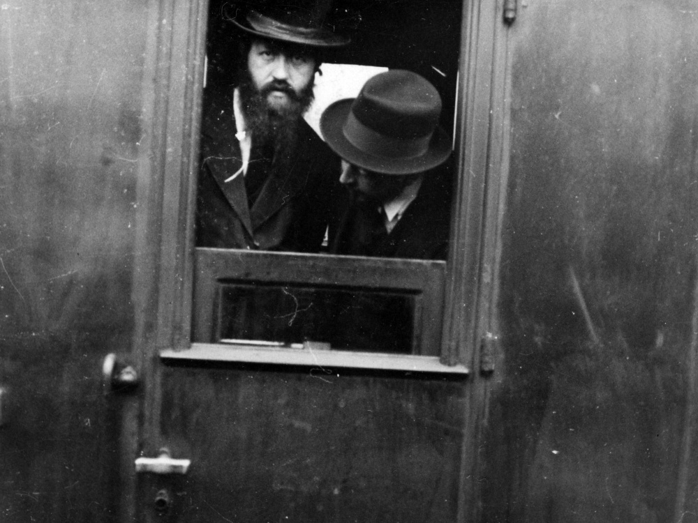 Dwóch nierozpoznanych Żydów z Bielska w oknie wagonu kolejowego