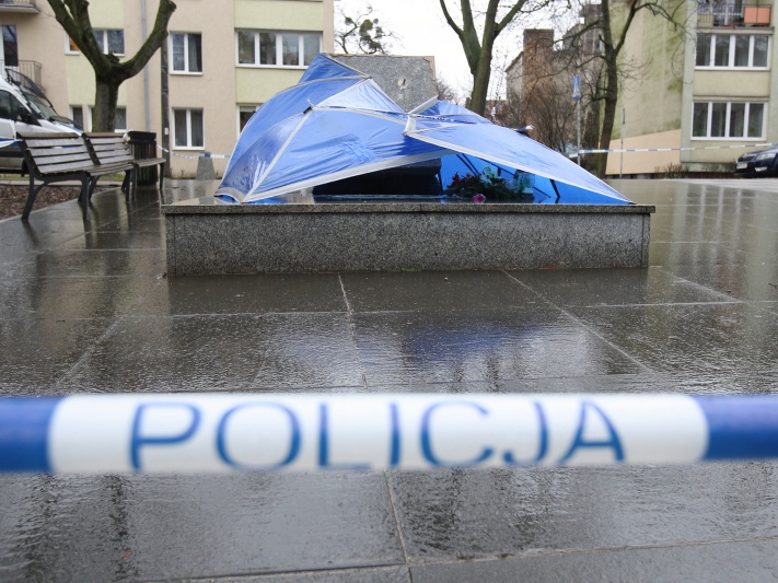 W nocy ze środy na czwartek (20-21 lutego) trzech mężczyzn powaliło pomnik księdza Henryka Jankowskiego w Gdańsku