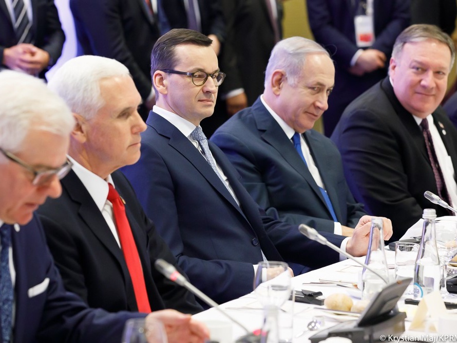 Od lewej siedzą szef polskiego MSZ Jacek Czaputowicz, wiceprezydent Stanów Zjednoczonych Mike Pence, premier Polski Mateusz Morawiecki, premier Izraela Benjamin Netanjahu i sekretarz stanu USA Mike Pompeo podczas konferencji w sprawie budowania pokoju i bezpieczeństwa na Bliskim Wschodzie