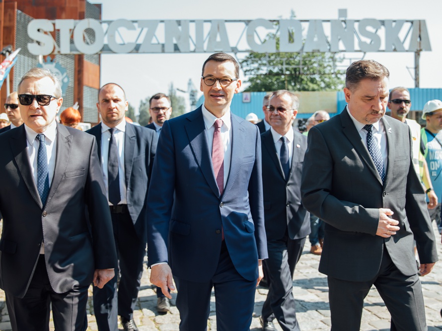 Od lewej wicepremier Piotr Gliński, premier Mateusz Morawiecki i szef „Solidarności” Piotr Duda