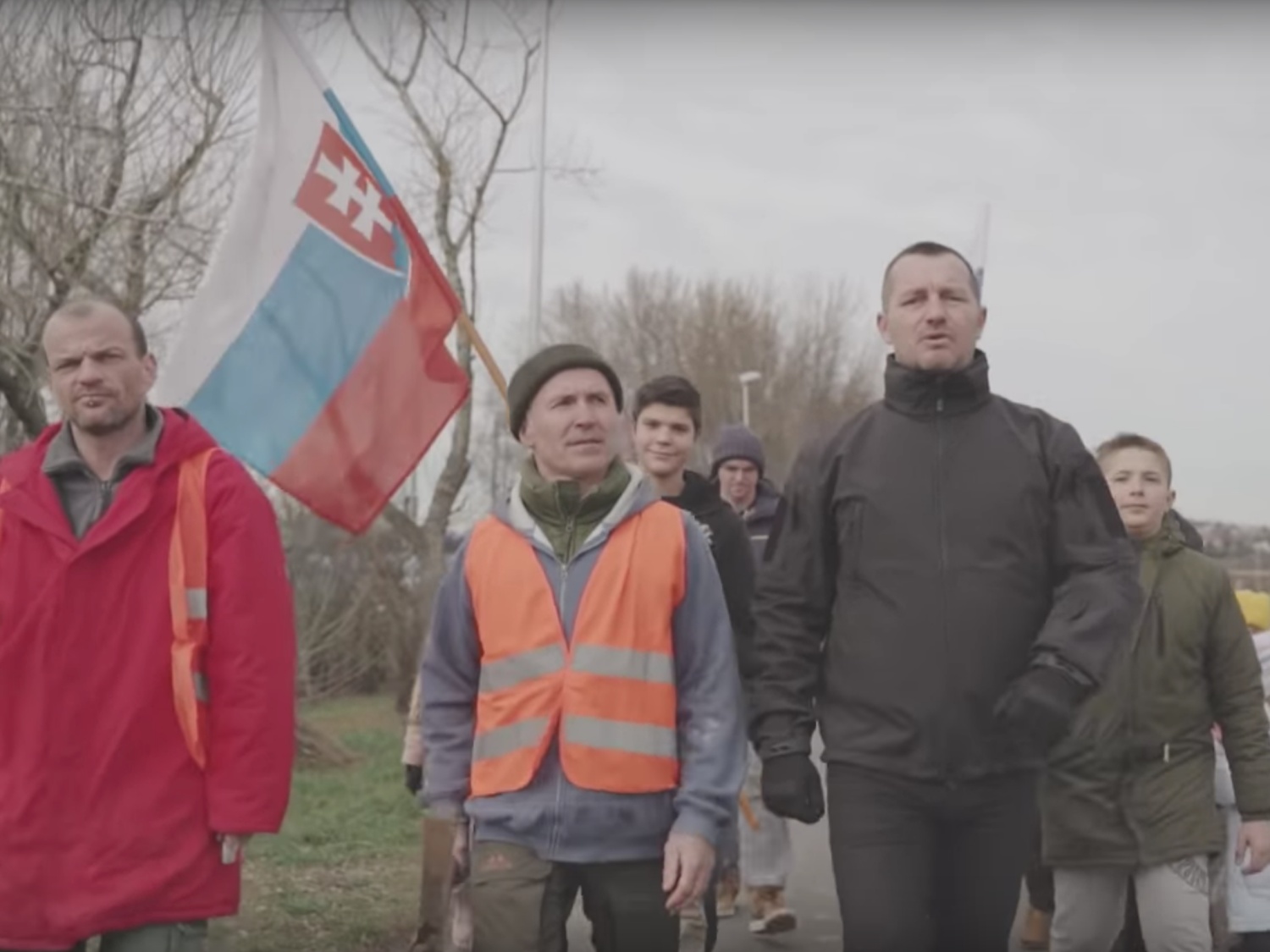 Kard z klipu skrajnie prawicowego piosenkarza Ondreja Ďuricy „Vstávaj” opublikowanego na YouTubie trzy dni przed wyborami, 26 lutego 2020 r.