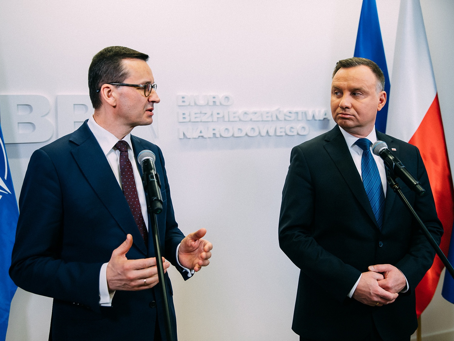 Premier Mateusz Morawiecki (z lewej) i prezydent Andrzej Duda podczas spotkania rządowego zespołu zarządzania kryzysowego z udzialem prezydenta