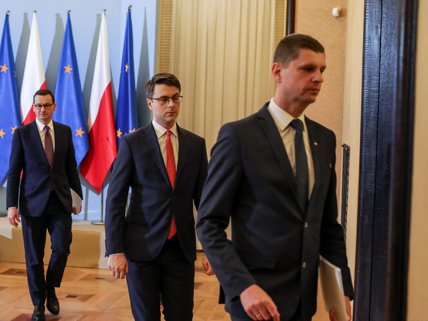 Od lewej premier Mateusz Morawiecki, rzecznik rządku Piotr Müller oraz minister edukacji narodowej Dariusz Piontkowski. Warszawa, 20 marca 2020 r.