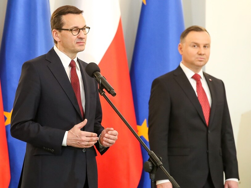 Premier Mateusz Morawiecki (z lewej) i prezydent Andrzej Duda podczas uroczystego podpisania nowej Strategii Bezpieczeństwa Narodowego Rzeczypospolitej Polskiej