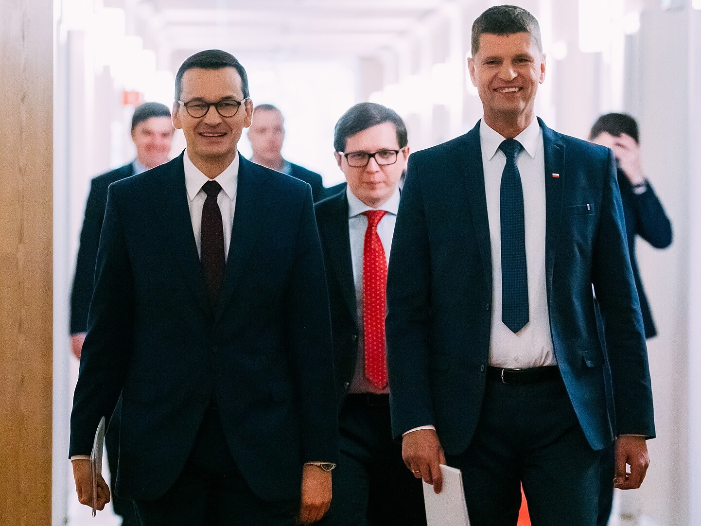 Na pierwszym planie premier Mateusz Morawiecki (z lewej) i minister edukacji Dariusz Piontkowski, konferencja prasowa na temat znoszenia ograniczeń związanych z COVID-19. Warszawa, 13 maja 2020 r.