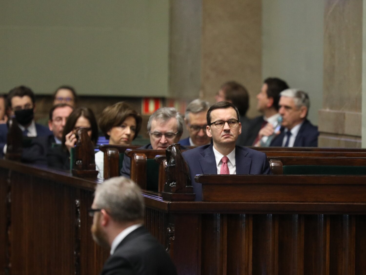 Premier Mateusz Morawiecki (w środku) podczas posiedzenia Sejmu