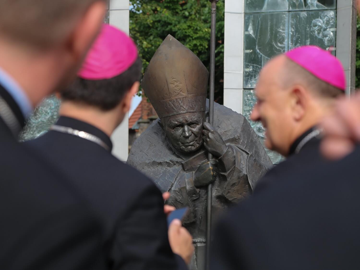 Biskupi przed pomnikiem Jana Pawła II