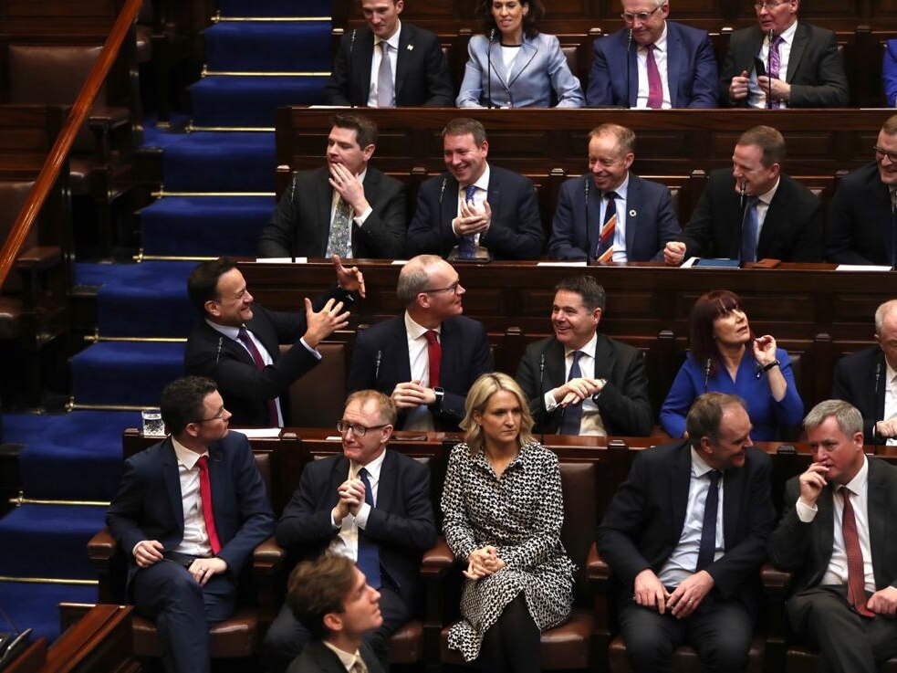 Politycy podczas pierwszego posiedzenia 33. kadencji Dáil Éireann (niższej izby parlamentu w Irlandii) 20 lutego 2020 r.