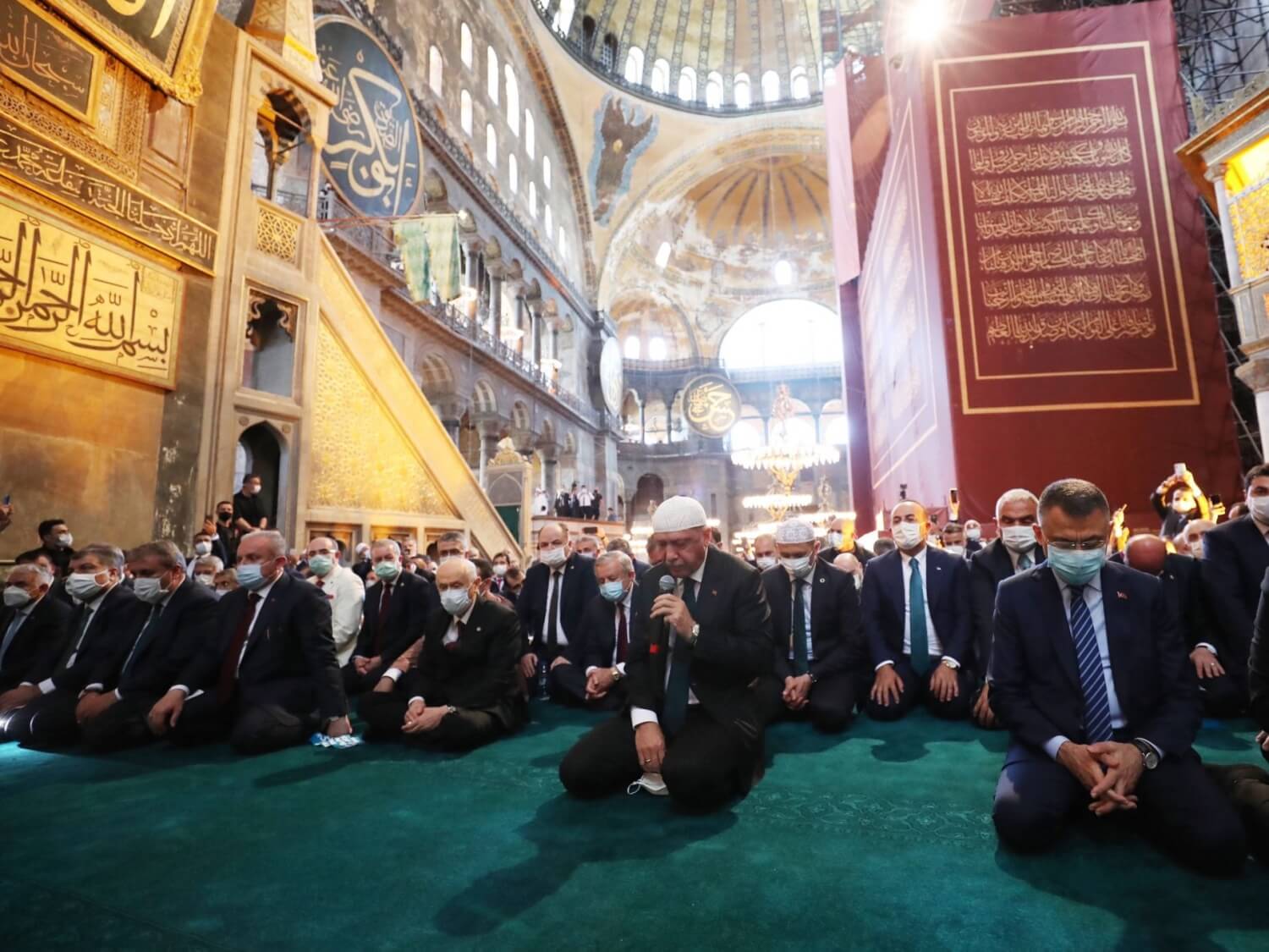 Prezydent Turcji Recep Tayyip Erdoğan podczas piątkowej modlitwy w Hagii Sofii 24 lipca 2020 r.