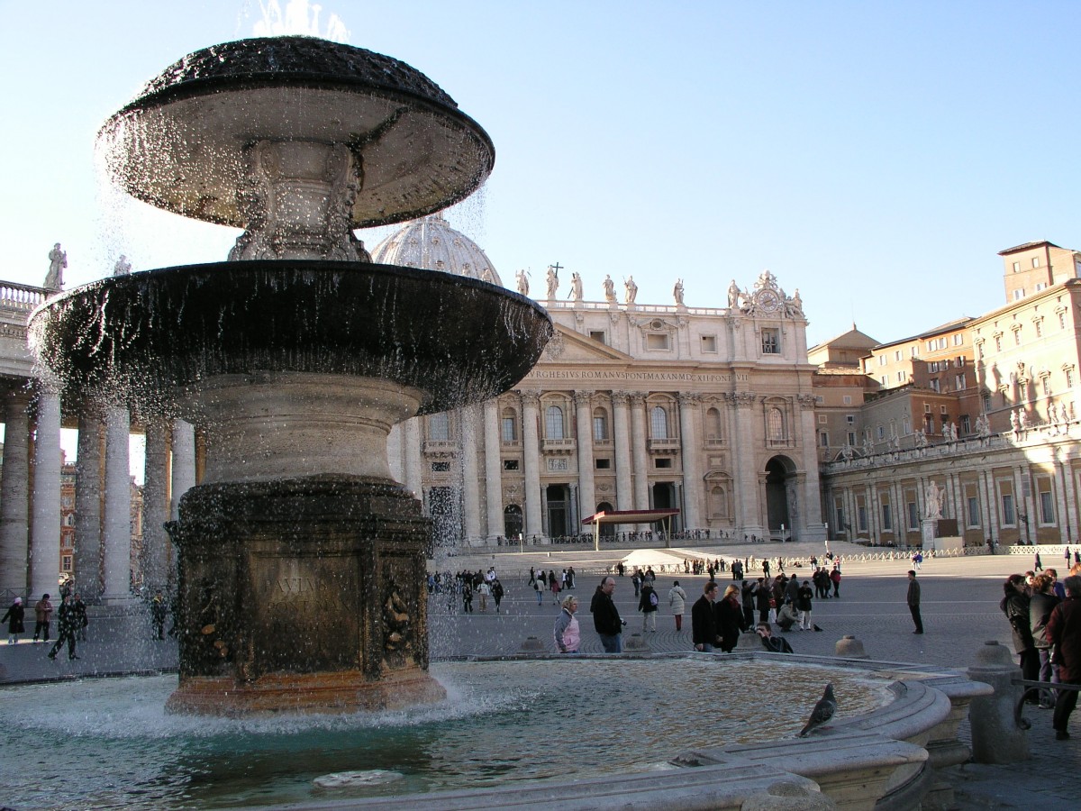 Jedna z fontann na placu św. Piotra