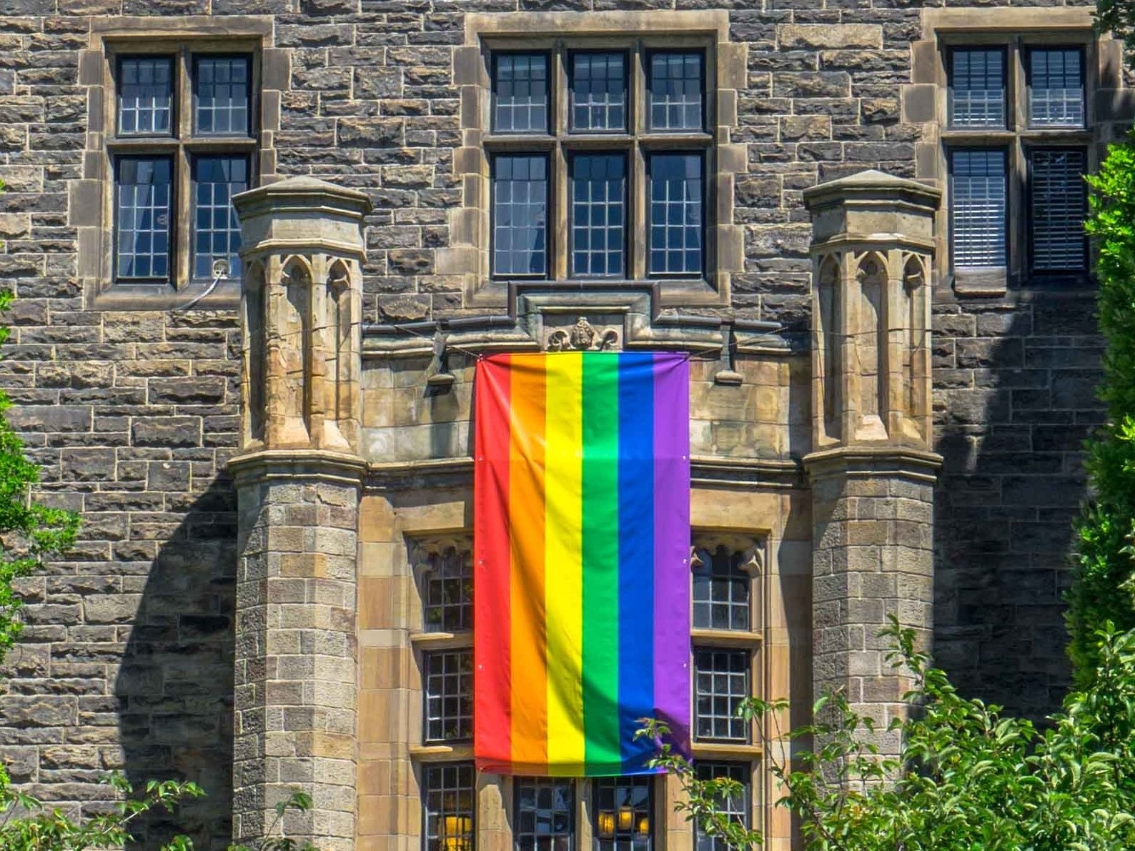 Flaga LGBT na kościele