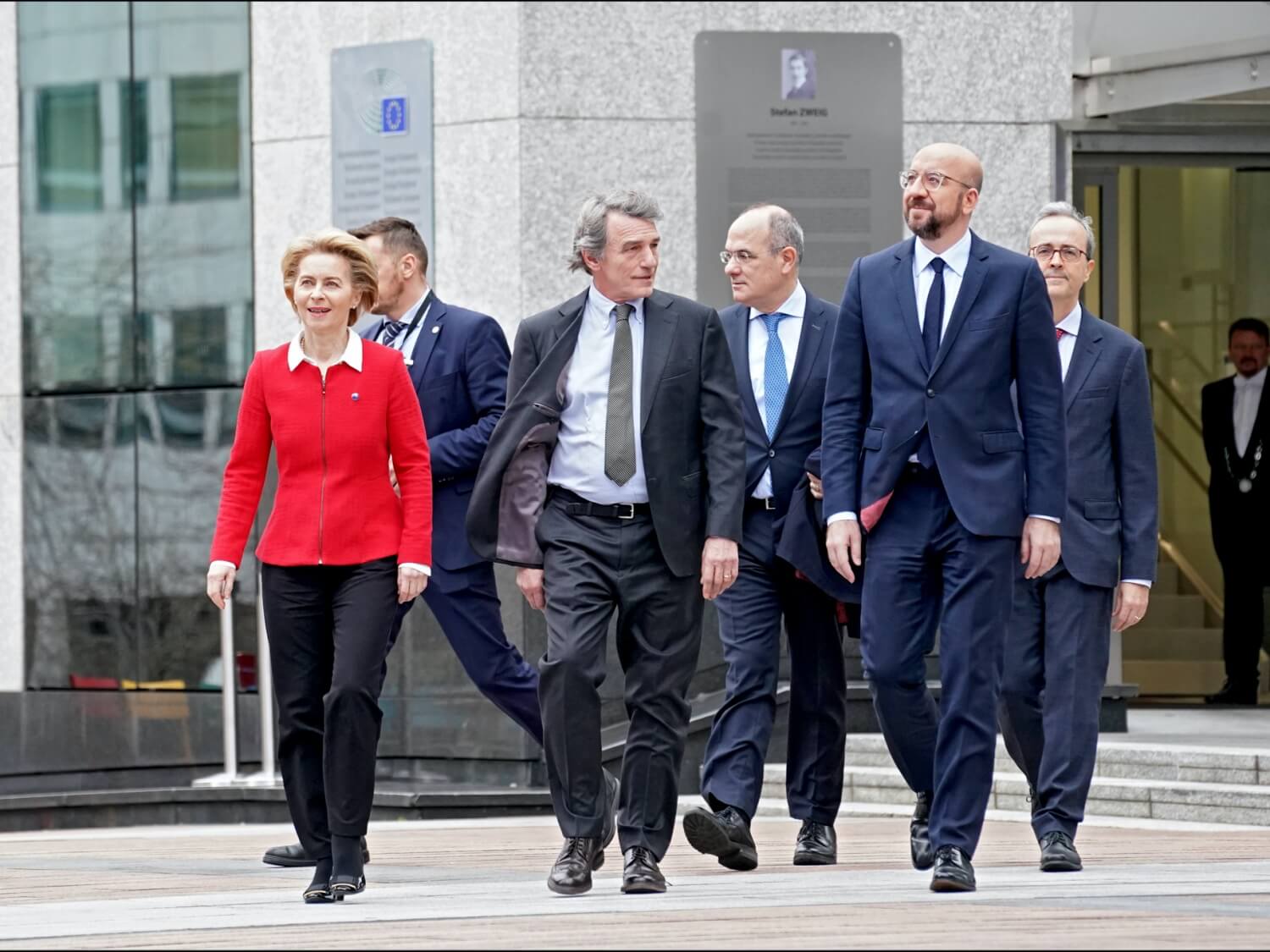 W pierwszym rzędzie idą od lewej przewodnicząca Komisji Europejskiej Ursula von der Leyen, przewodniczący Parlamentu Europejskiego David Sassoli i przewodniczący Rady Europejskiej Charles Michel