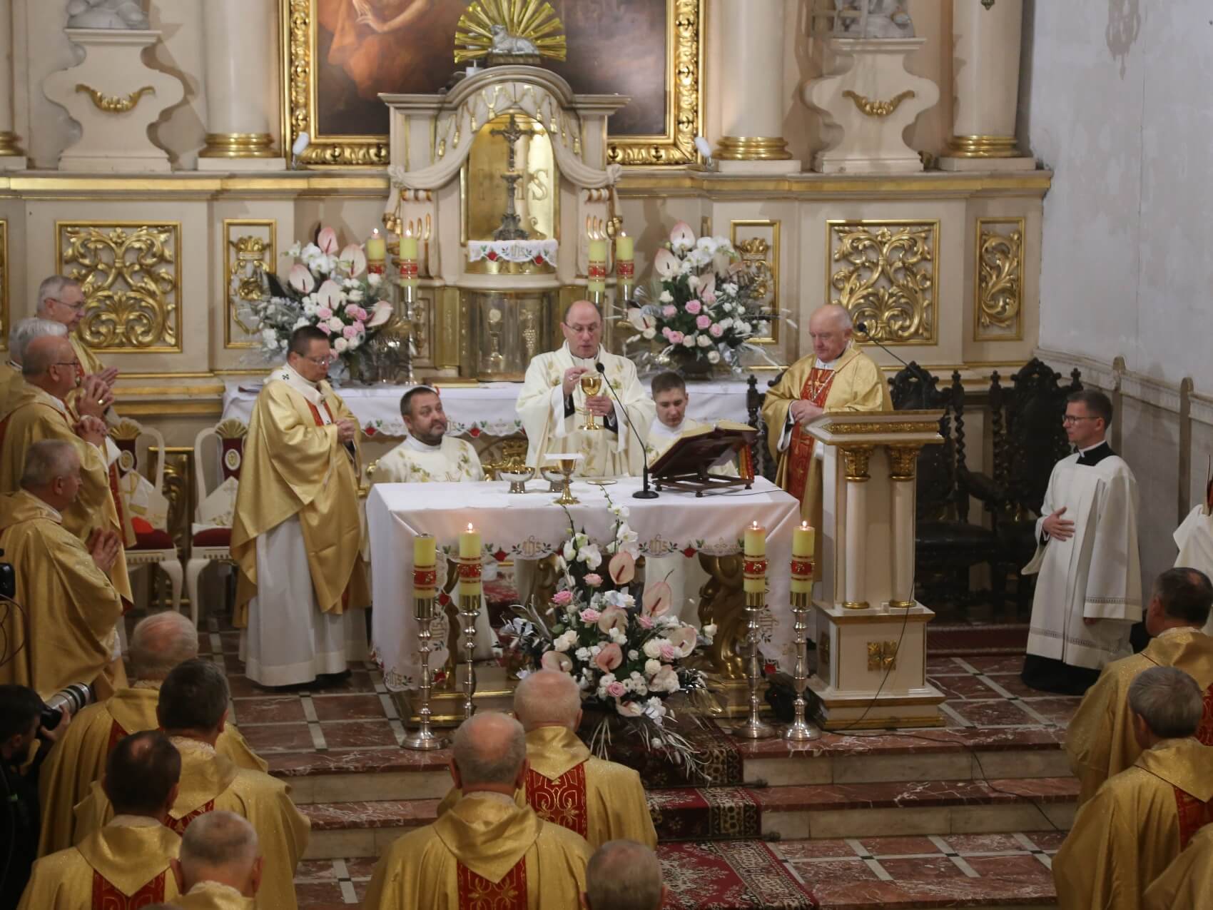 Biskupi podczas Mszy towarzyszącej obradom episkopatu w Pabianicach 6 października 2020